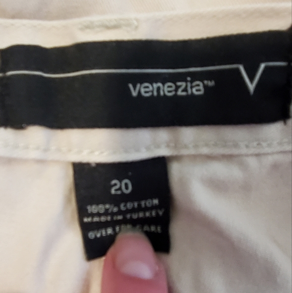 Women's plus size 20, Venezia brand, very light colored shorts - Picture 3 of 3
